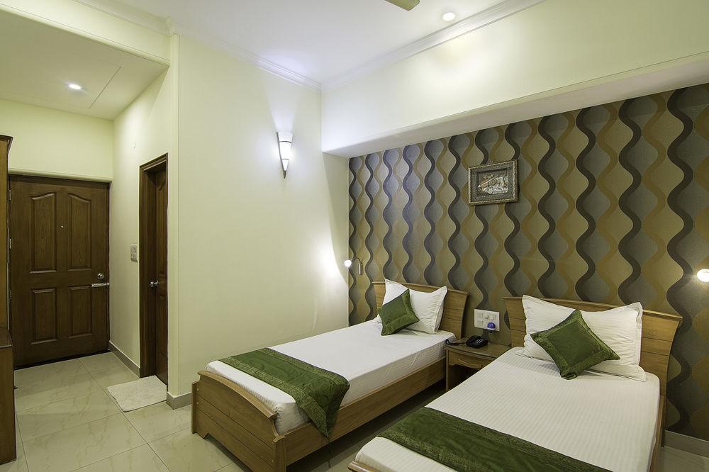 Treebo Palm Tree Palam Vihar Hotel คูร์เคาน์ ภายนอก รูปภาพ