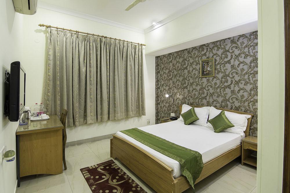 Treebo Palm Tree Palam Vihar Hotel คูร์เคาน์ ภายนอก รูปภาพ