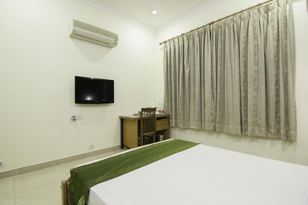 Treebo Palm Tree Palam Vihar Hotel คูร์เคาน์ ภายนอก รูปภาพ