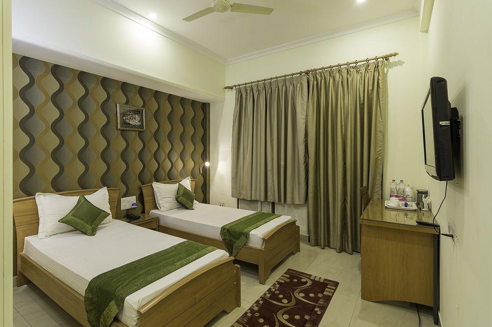 Treebo Palm Tree Palam Vihar Hotel คูร์เคาน์ ภายนอก รูปภาพ