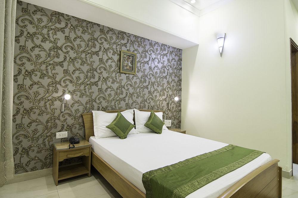 Treebo Palm Tree Palam Vihar Hotel คูร์เคาน์ ภายนอก รูปภาพ