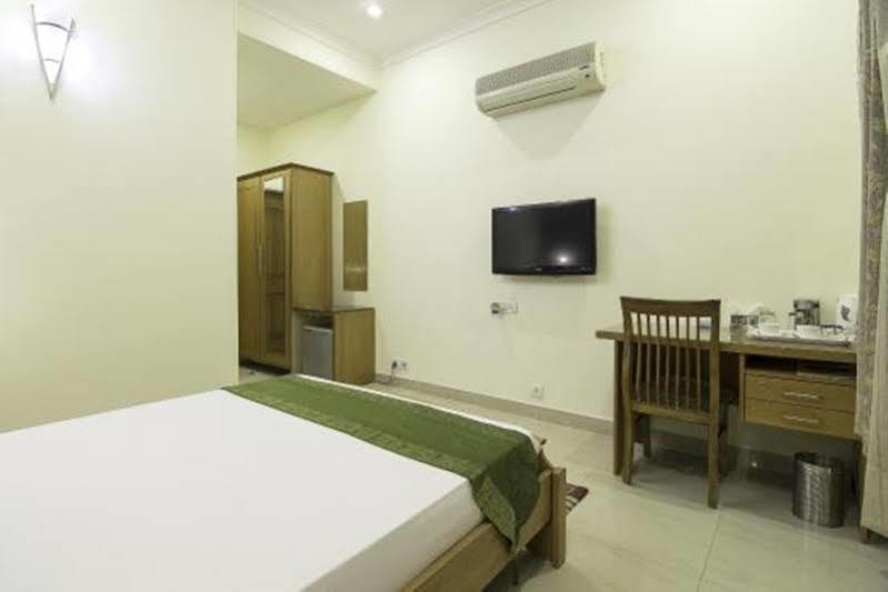 Treebo Palm Tree Palam Vihar Hotel คูร์เคาน์ ภายนอก รูปภาพ